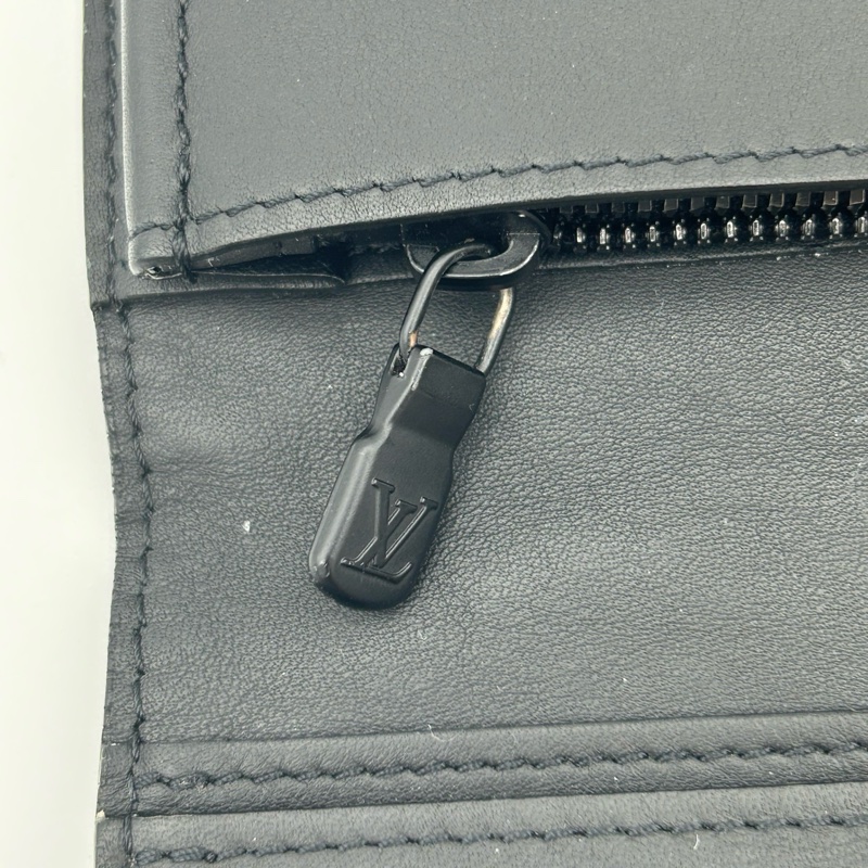 「JL精品代購」 Lv黑色全皮老花壓紋二折長夾-8