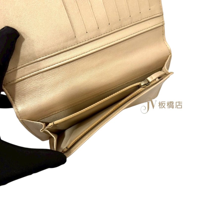 Chanel皮夾桃色羊皮山茶花壓紋金釦對開長夾-5