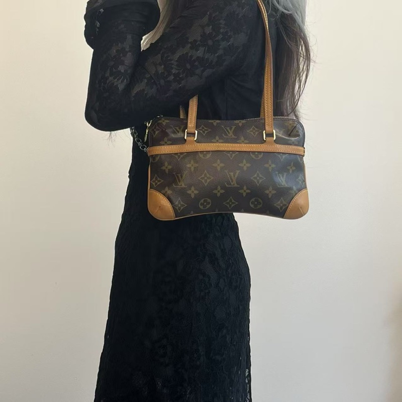 「JL精品代購」 Lv老花小號迷你枕頭腋下包-1