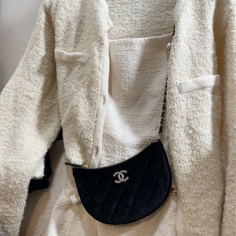 香奈兒年度禮物🥰全新超級爆款 月牙彎月包絨面黑菱格-3