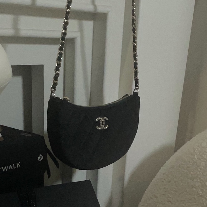 香奈兒年度禮物🥰全新超級爆款 月牙彎月包絨面黑菱格-6