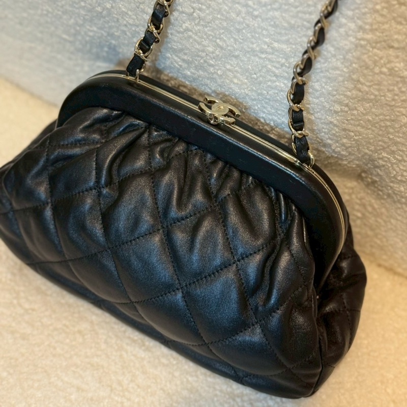 香奈兒24A晚宴包雲朵包❤️水餃包 皮穿鏈羊皮手拿包、肩背包-0