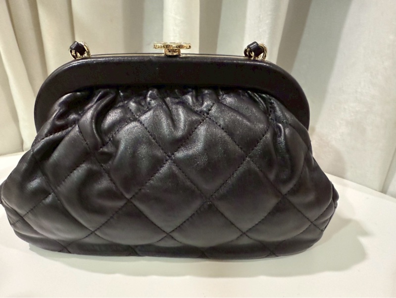 香奈兒24A晚宴包雲朵包❤️水餃包 皮穿鏈羊皮手拿包、肩背包-10