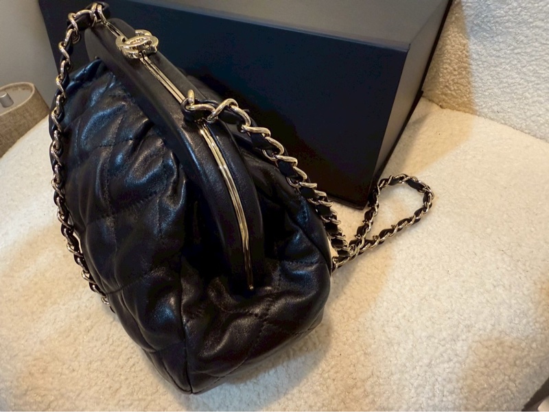 香奈兒24A晚宴包雲朵包❤️水餃包 皮穿鏈羊皮手拿包、肩背包-15