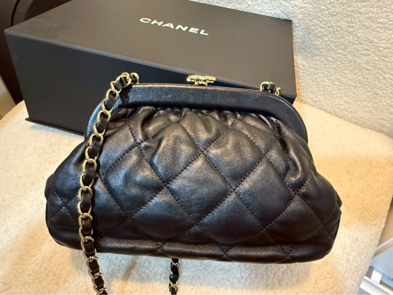 香奈兒24A晚宴包雲朵包❤️水餃包 皮穿鏈羊皮手拿包、肩背包-18