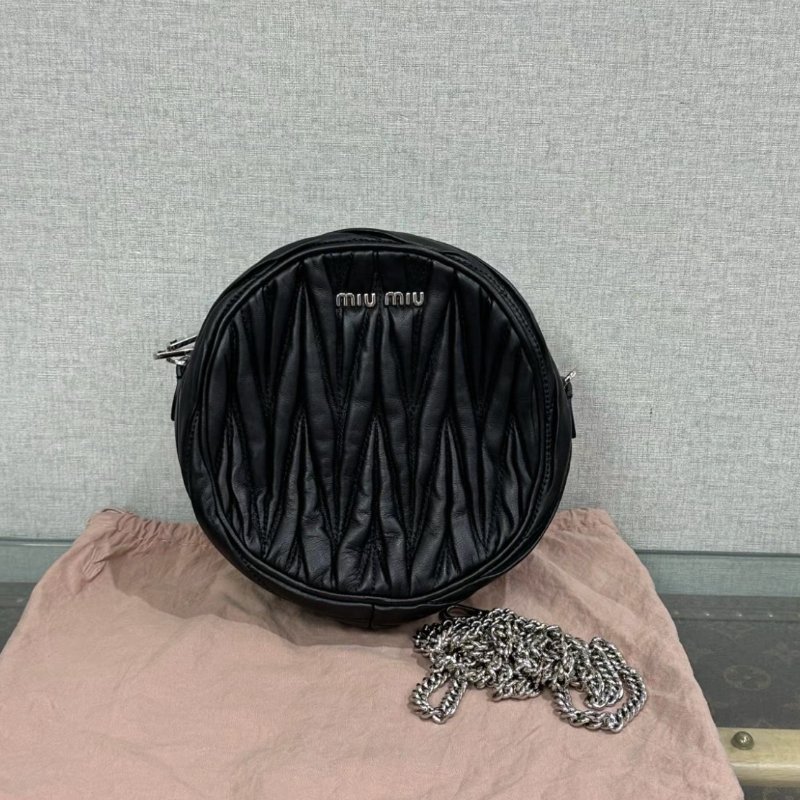MIUMIU 黑銀皺褶肩背斜背圓餅包14*14*5.5 全新閒置配件塵袋-0