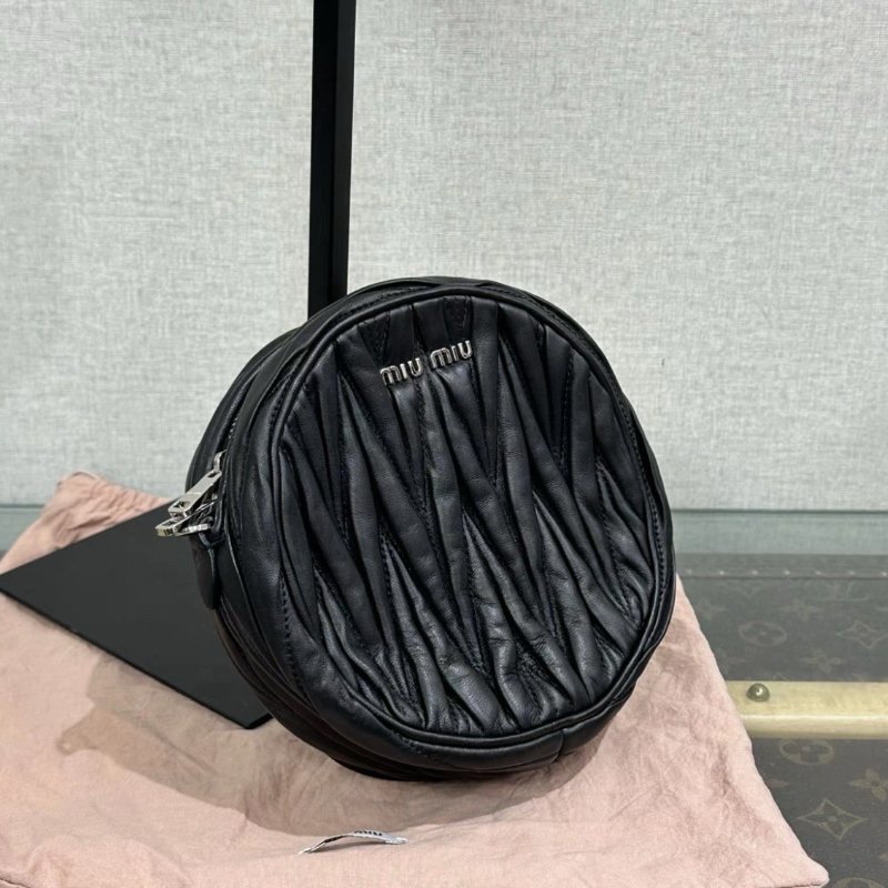 MIUMIU 黑銀皺褶肩背斜背圓餅包14*14*5.5 全新閒置配件塵袋-1