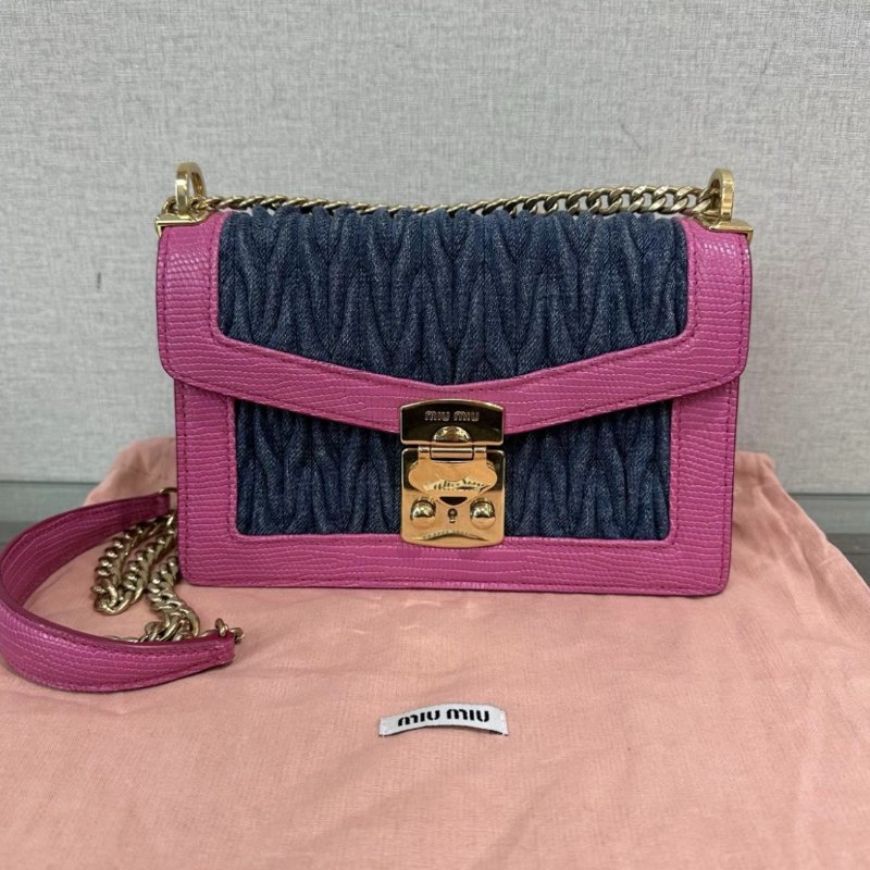 MIUMIU 牛仔拼粉色金扣皺摺肩背斜背包22*14*7 99新配件塵袋-0