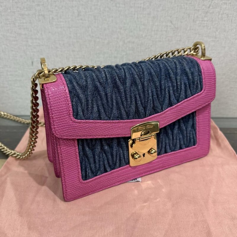 MIUMIU 牛仔拼粉色金扣皺摺肩背斜背包22*14*7 99新配件塵袋-1