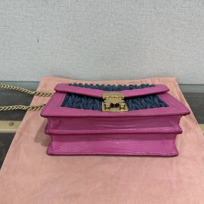 MIUMIU 牛仔拼粉色金扣皺摺肩背斜背包22*14*7 99新配件塵袋-2