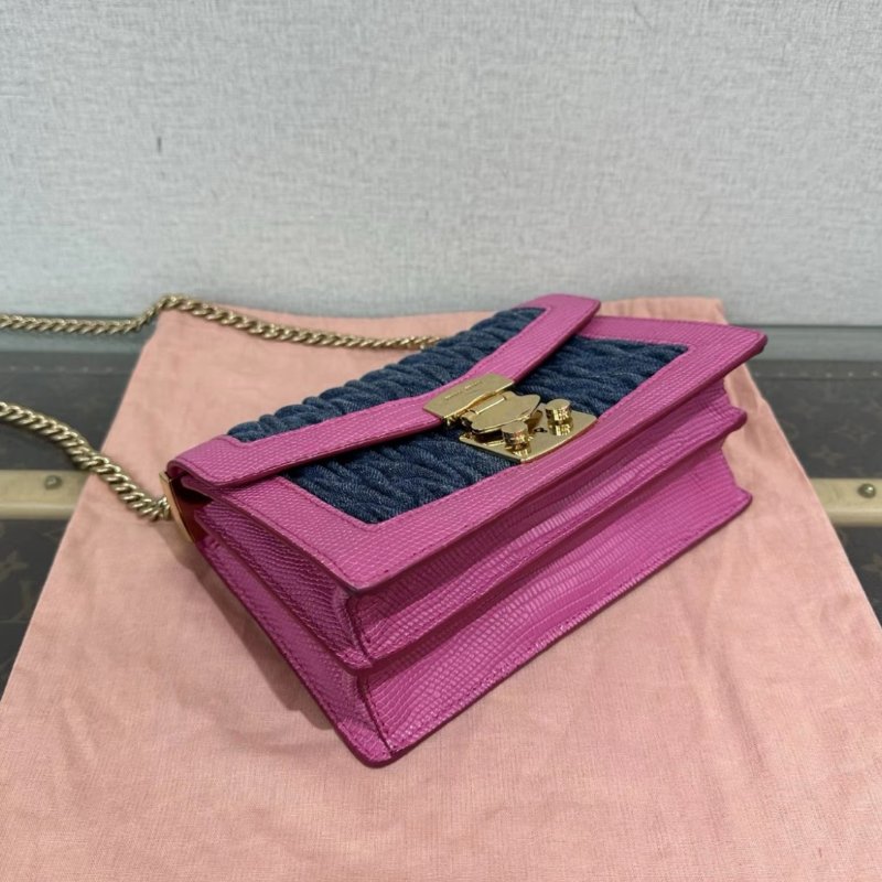 MIUMIU 牛仔拼粉色金扣皺摺肩背斜背包22*14*7 99新配件塵袋-3