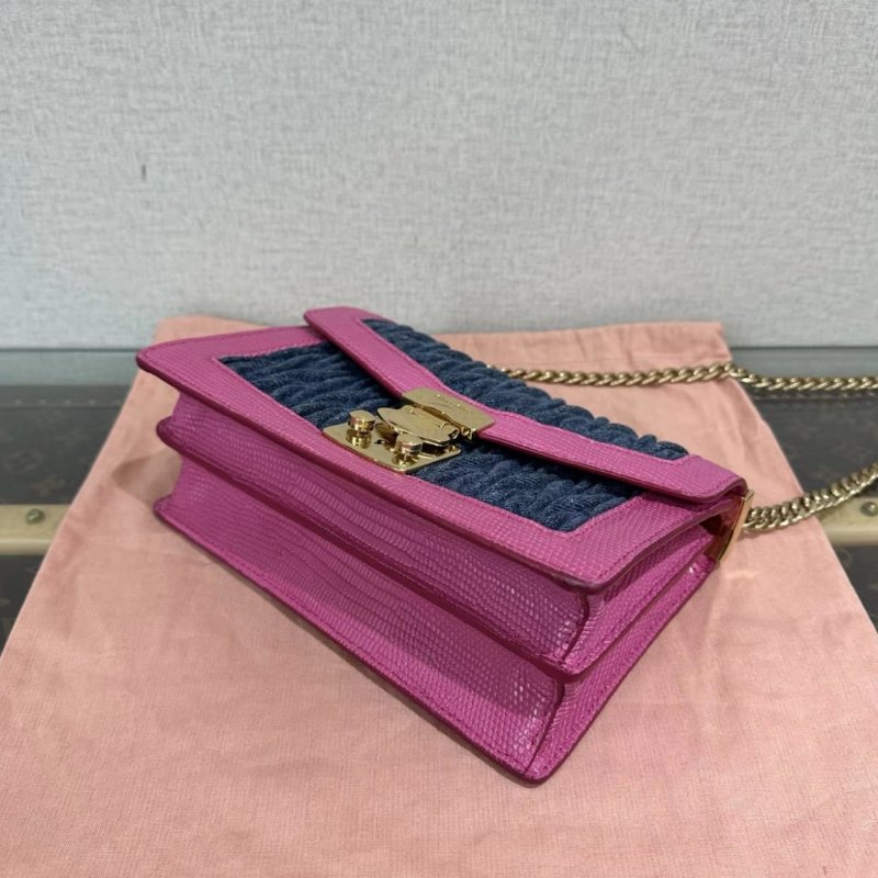 MIUMIU 牛仔拼粉色金扣皺摺肩背斜背包22*14*7 99新配件塵袋-4
