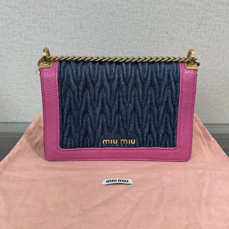 MIUMIU 牛仔拼粉色金扣皺摺肩背斜背包22*14*7 99新配件塵袋-5