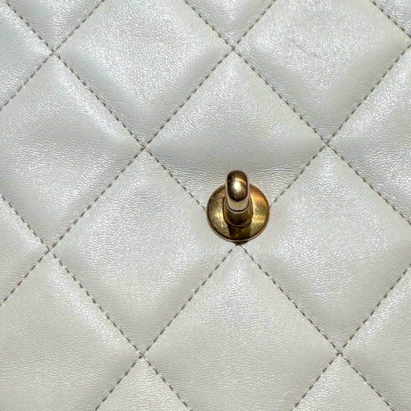 溫柔天花板CHANEL 23p Ado 奶白色金鍊雙肩後背包-16