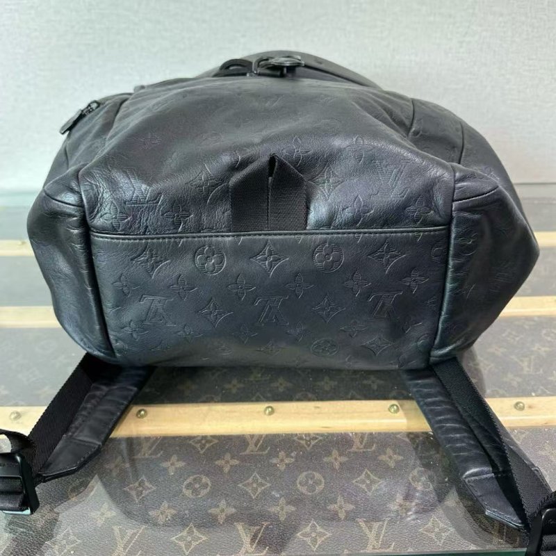 ✨LV 秀款全皮壓花抽繩後背包 30*38*15 98新配件塵袋-4