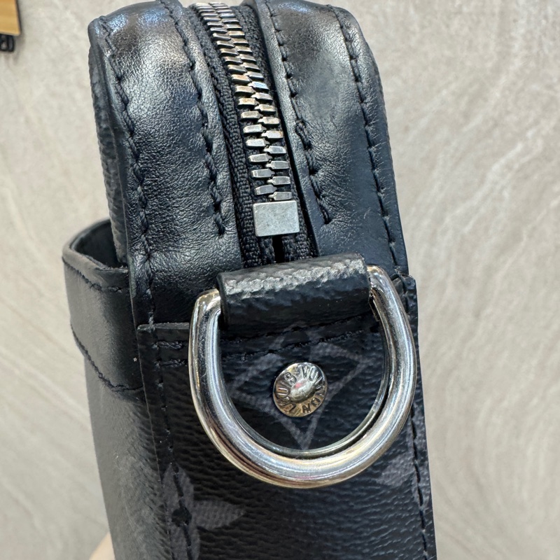 LV黑灰原花Trio郵差包 M69443-16