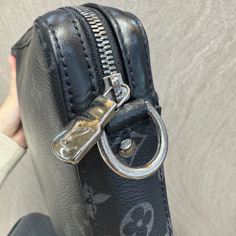 LV黑灰原花Trio郵差包 M69443-17