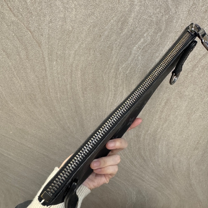 LV黑灰原花Trio郵差包 M69443-19