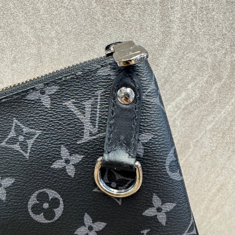 LV黑灰原花Trio郵差包 M69443-21