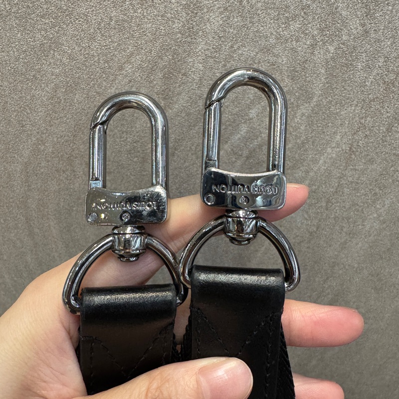 LV黑灰原花Trio郵差包 M69443-22