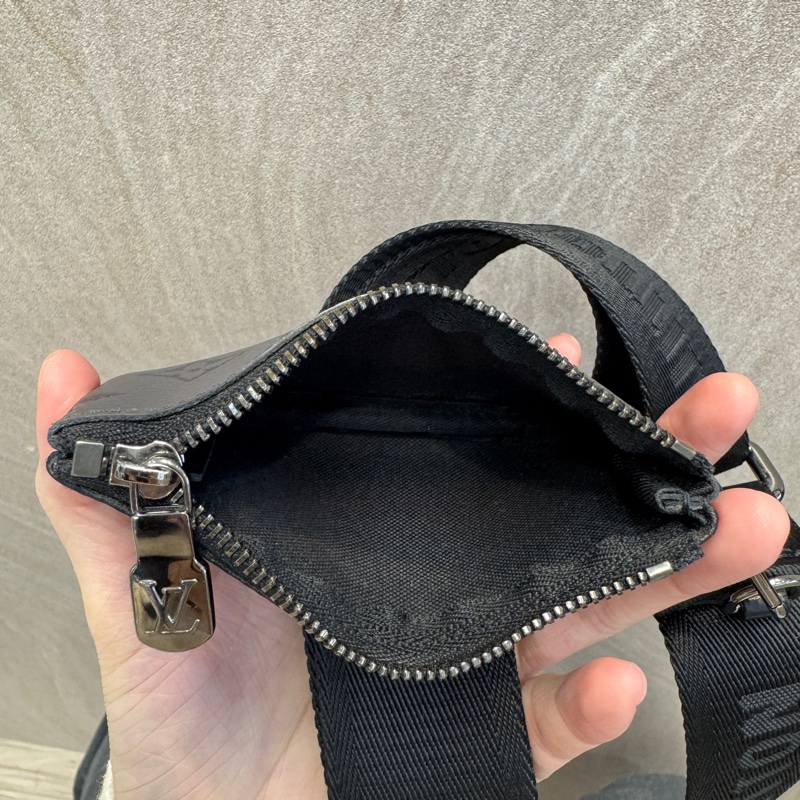 LV黑灰原花Trio郵差包 M69443-25