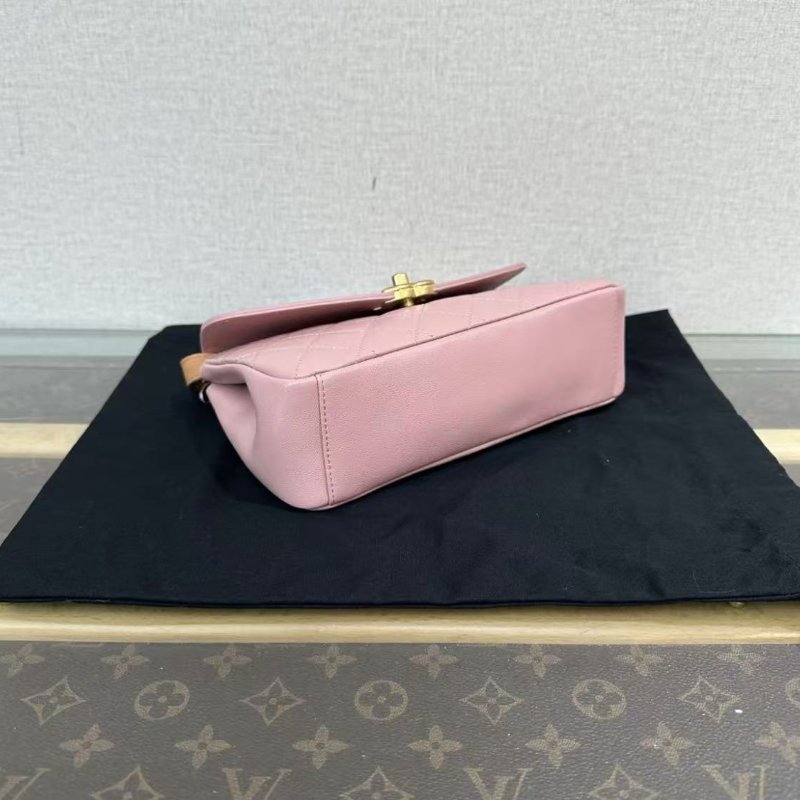 CHANEL 粉金牛皮郵差包 21*17*6 99新 配件塵袋購證保卡-3
