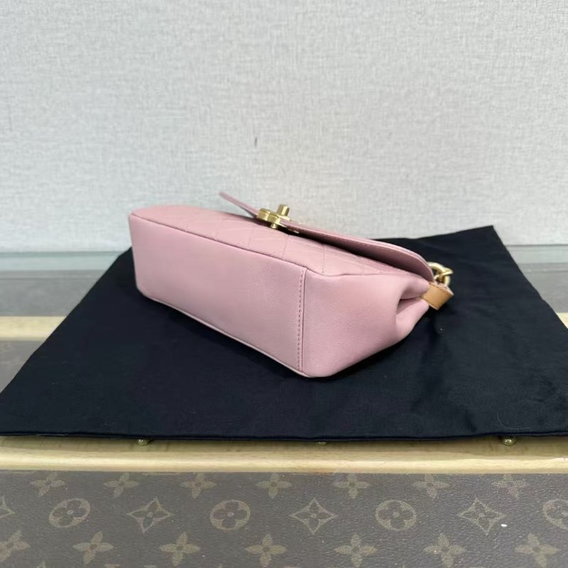 CHANEL 粉金牛皮郵差包 21*17*6 99新 配件塵袋購證保卡-5