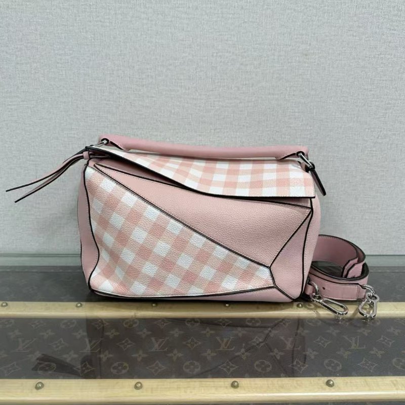 LOEWE 拼圖中號粉色銀扣肩背斜背包 28*18*12 98新配件塵袋-0