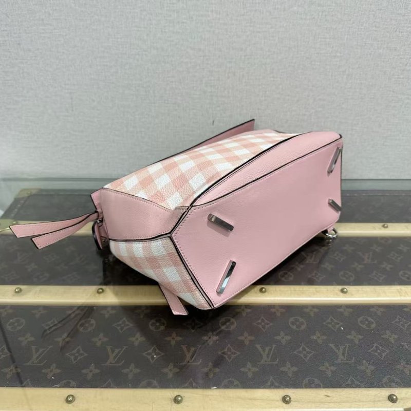 LOEWE 拼圖中號粉色銀扣肩背斜背包 28*18*12 98新配件塵袋-3