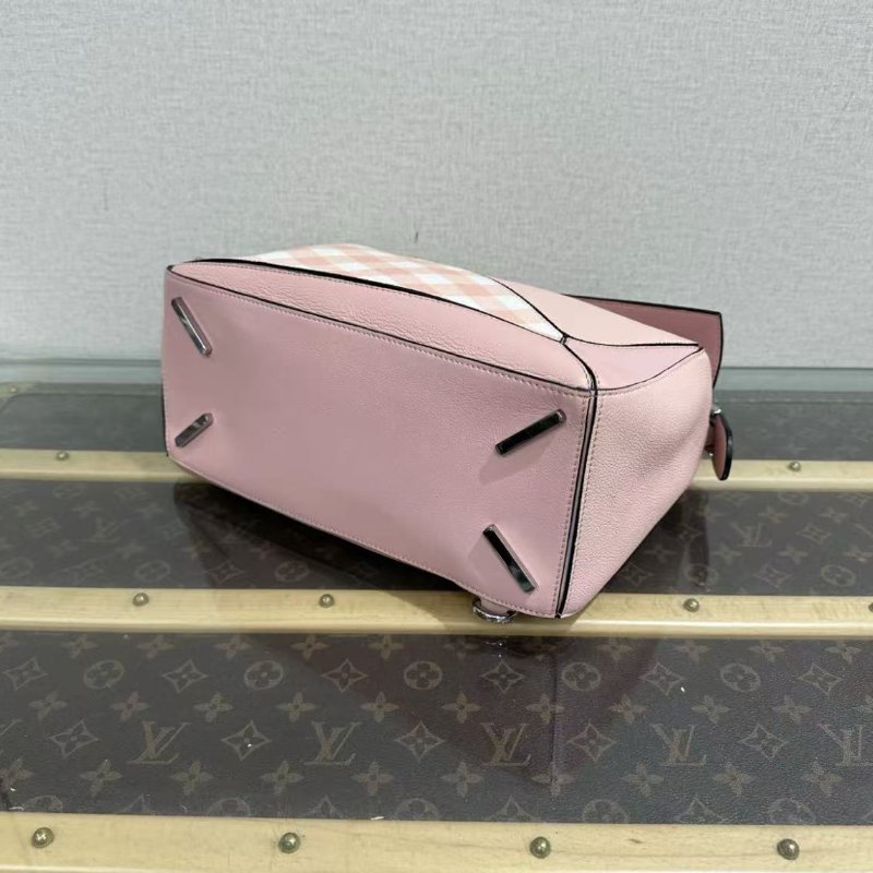 LOEWE 拼圖中號粉色銀扣肩背斜背包 28*18*12 98新配件塵袋-5