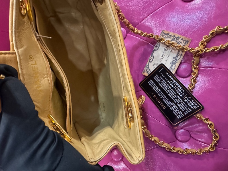 Chanel 奶茶金釦肩背包/王吉娜古董精品-4