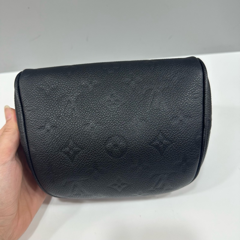 LV m46917 黑色牛皮壓紋金鏈斜背包 Mini bumbag-3