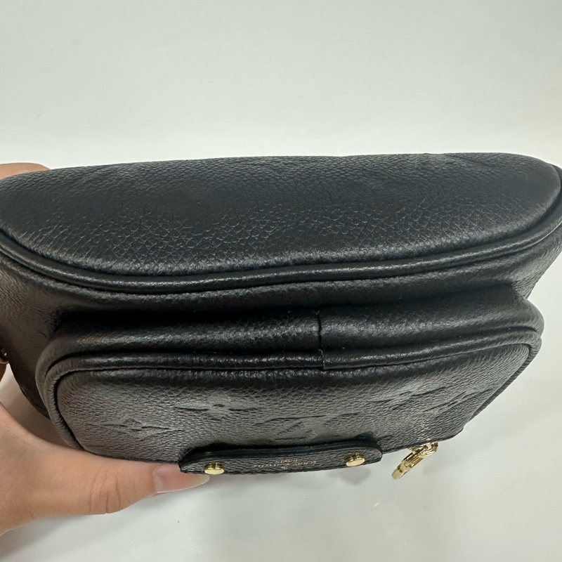 LV m46917 黑色牛皮壓紋金鏈斜背包 Mini bumbag-6