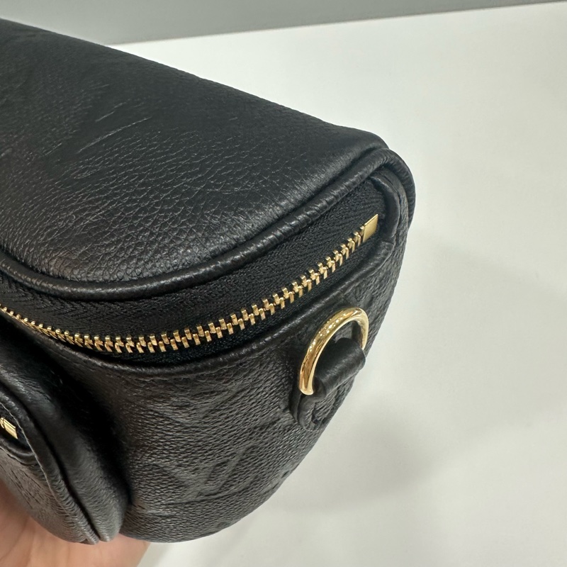 LV m46917 黑色牛皮壓紋金鏈斜背包 Mini bumbag-8