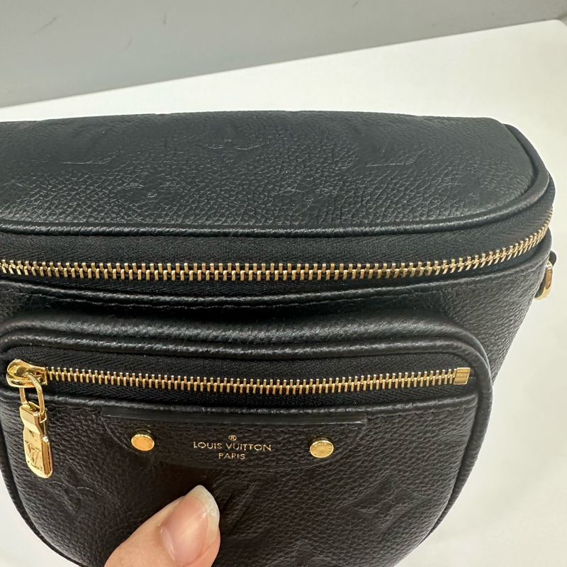 LV m46917 黑色牛皮壓紋金鏈斜背包 Mini bumbag-9
