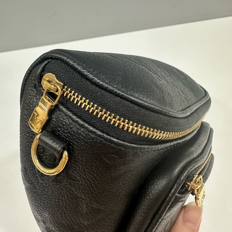 LV m46917 黑色牛皮壓紋金鏈斜背包 Mini bumbag-10