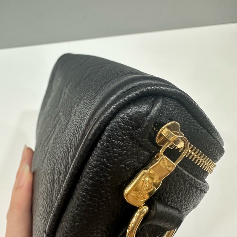 LV m46917 黑色牛皮壓紋金鏈斜背包 Mini bumbag-11