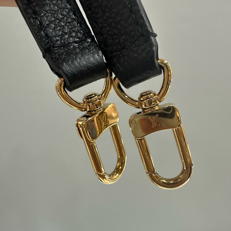 LV m46917 黑色牛皮壓紋金鏈斜背包 Mini bumbag-26