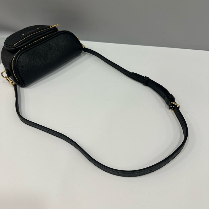 LV m46917 黑色牛皮壓紋金鏈斜背包 Mini bumbag-35