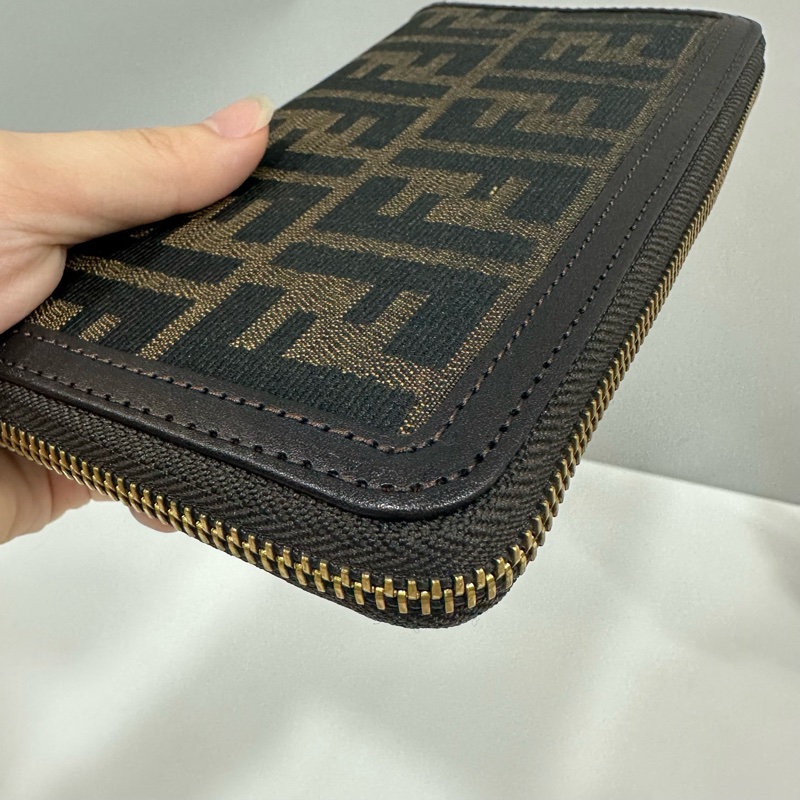 fendi 8m0024 深咖啡老花拉鍊長夾-10