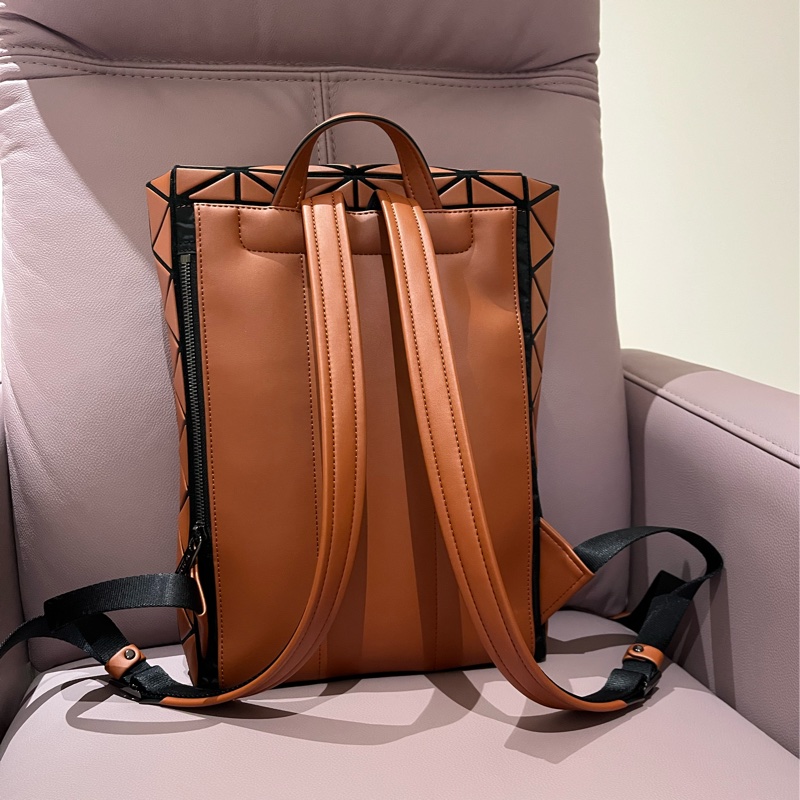 ISSEY MIYAKE BAOBAO 霧面皮質翻蓋後背包-1