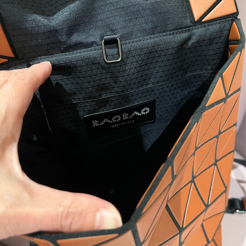 ISSEY MIYAKE BAOBAO 霧面皮質翻蓋後背包-5