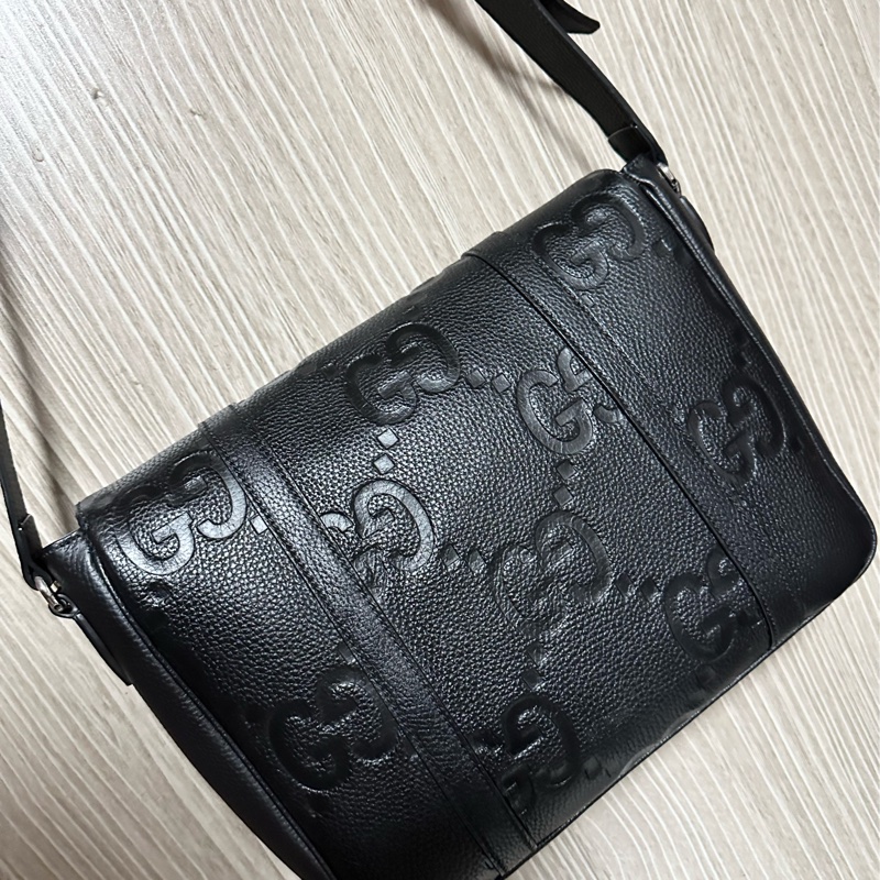 GUCCI Jumbo GG 760234黑色壓紋皮革側肩背郵差包-1