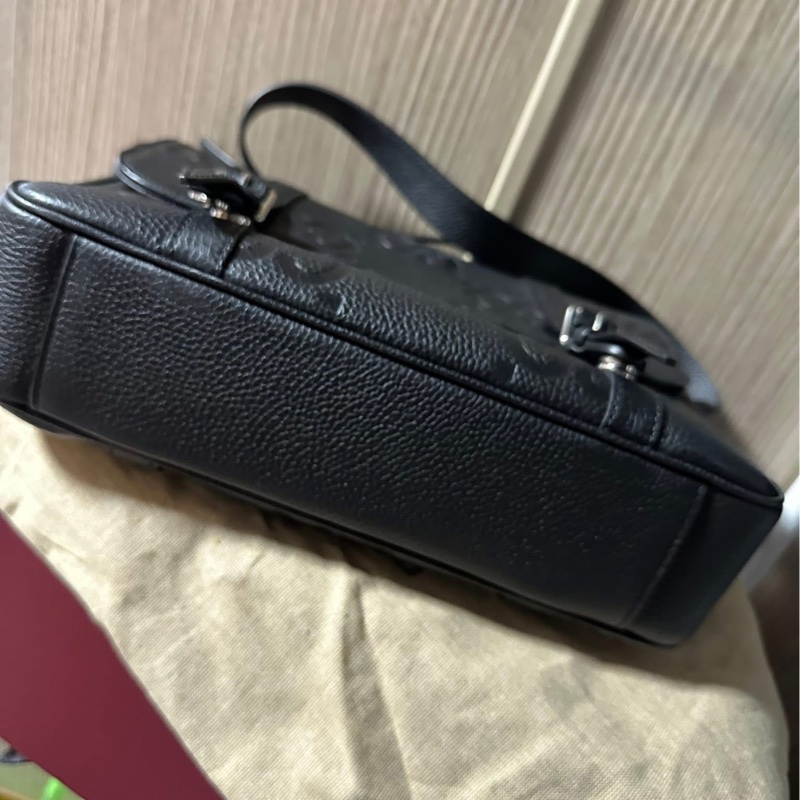 GUCCI Jumbo GG 760234黑色壓紋皮革側肩背郵差包-7