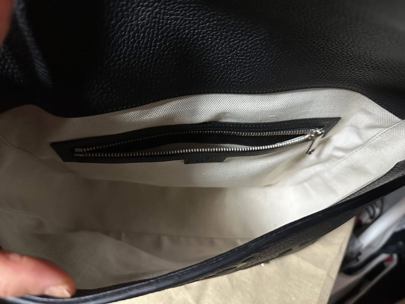 GUCCI Jumbo GG 760234黑色壓紋皮革側肩背郵差包-9