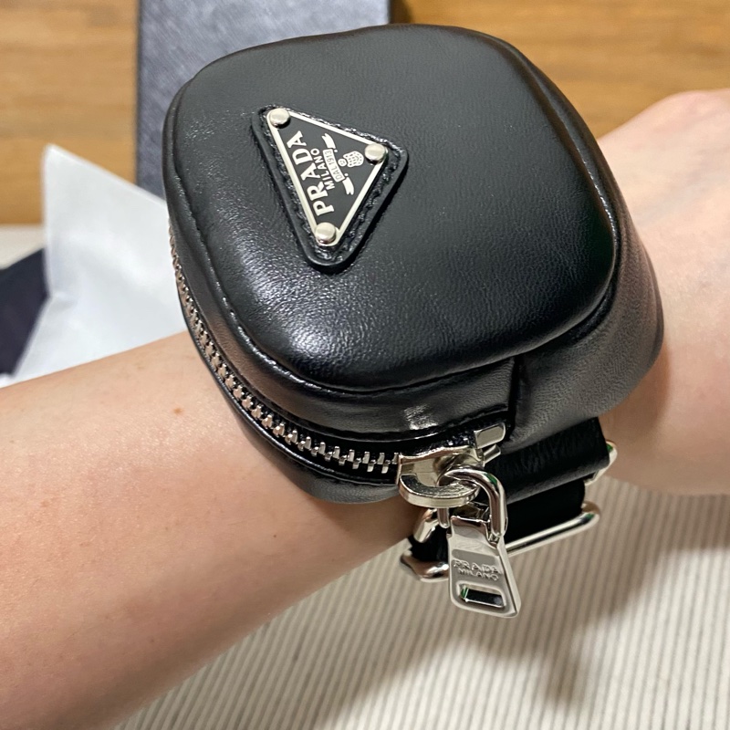Prada 黑色 小羊皮 小手包 手環包 臂包 pouch-6