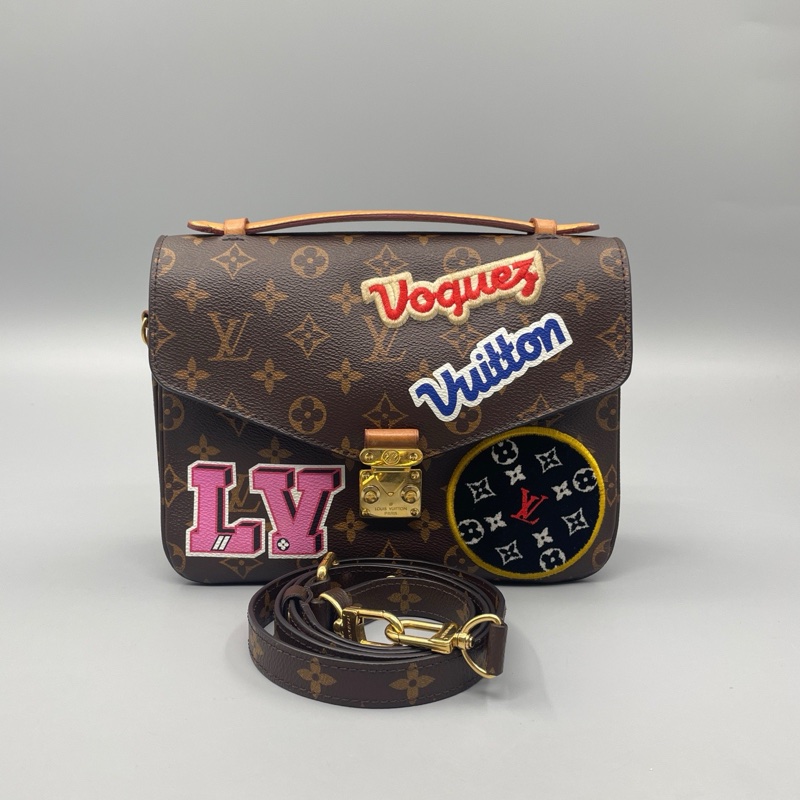 LV路易威登情人節限定徽章Pochette Metis​​郵差手提肩背包-0