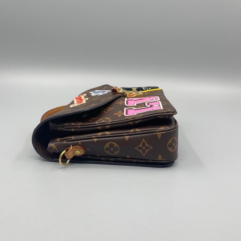 LV路易威登情人節限定徽章Pochette Metis​​郵差手提肩背包-3