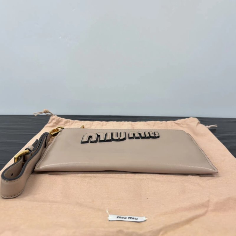 MIUMIU 粉色金扣拉鍊錢包21*13*1 全新閒置配件塵袋保卡-3