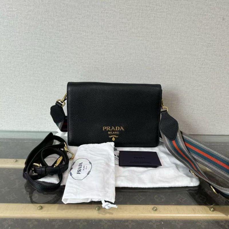 PRADA Saffiano黑金荔枝紋肩背斜背包 23*17*6 99新 配件塵袋-0